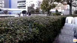 迷人的苗条金发小偷用她紧绷的阴道换取商场官员